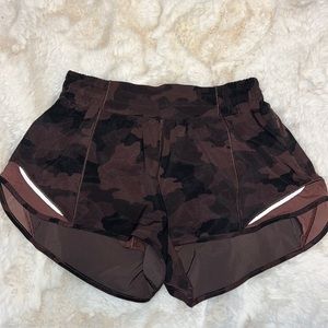 Lululemon hotty hot short low-rise lined short 2.5”
